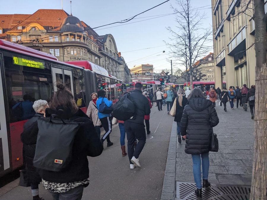 Pendler müssen den letzten Streckenabschnitt zum Bahnhof zu Fuss absolvieren, für die Busse wird es eng.