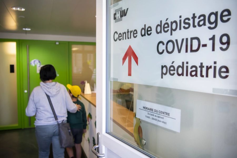 Eine Mutter geht mit ihrem Kind zum Corona-Testzentrum auf dem Gelände des Kinderspitals in Lausanne.