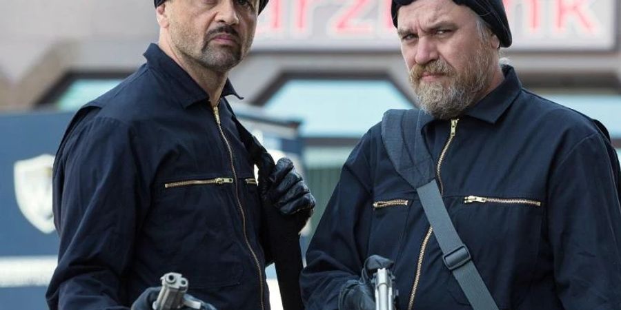 Der Dorfsheriff Frank Koops (Aljoscha Stadelmann, r) und der Gangster Hagen (Michael Rotschopf) planen, eine Bank auszuräumen. Foto: Kai Schulz/Degeto/ARD/dpa