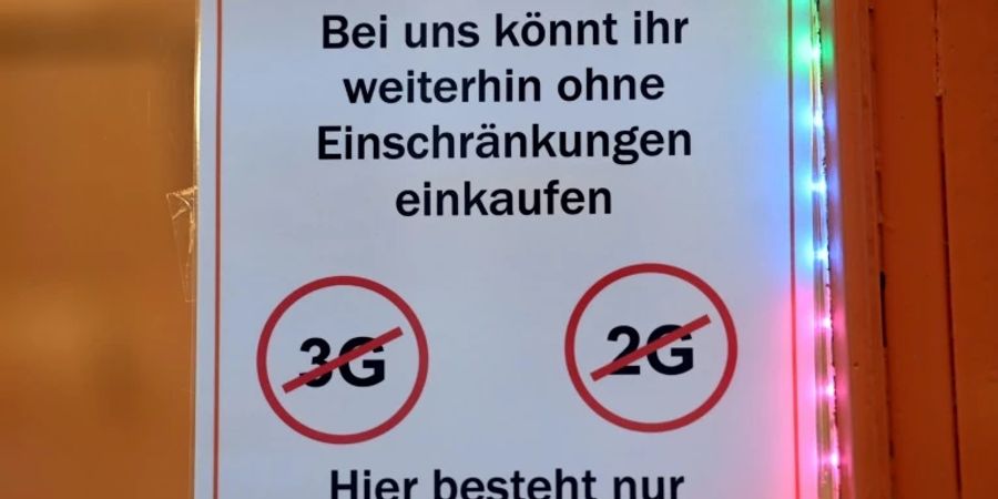 Schild an einem Ladenlokal
