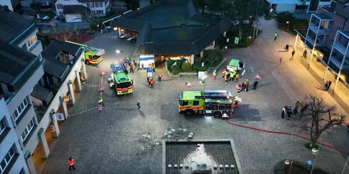 Der Dorfplatz Zumikon und der enge Tunneleingang waren bei der Grossübung eine Herausforderung. SRZ