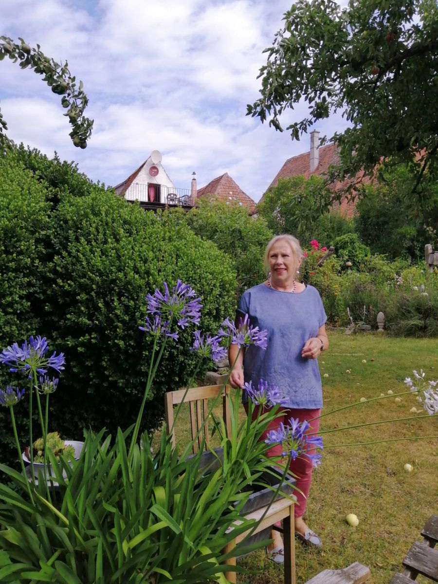 Porträtfoto Frau Garten Blumen