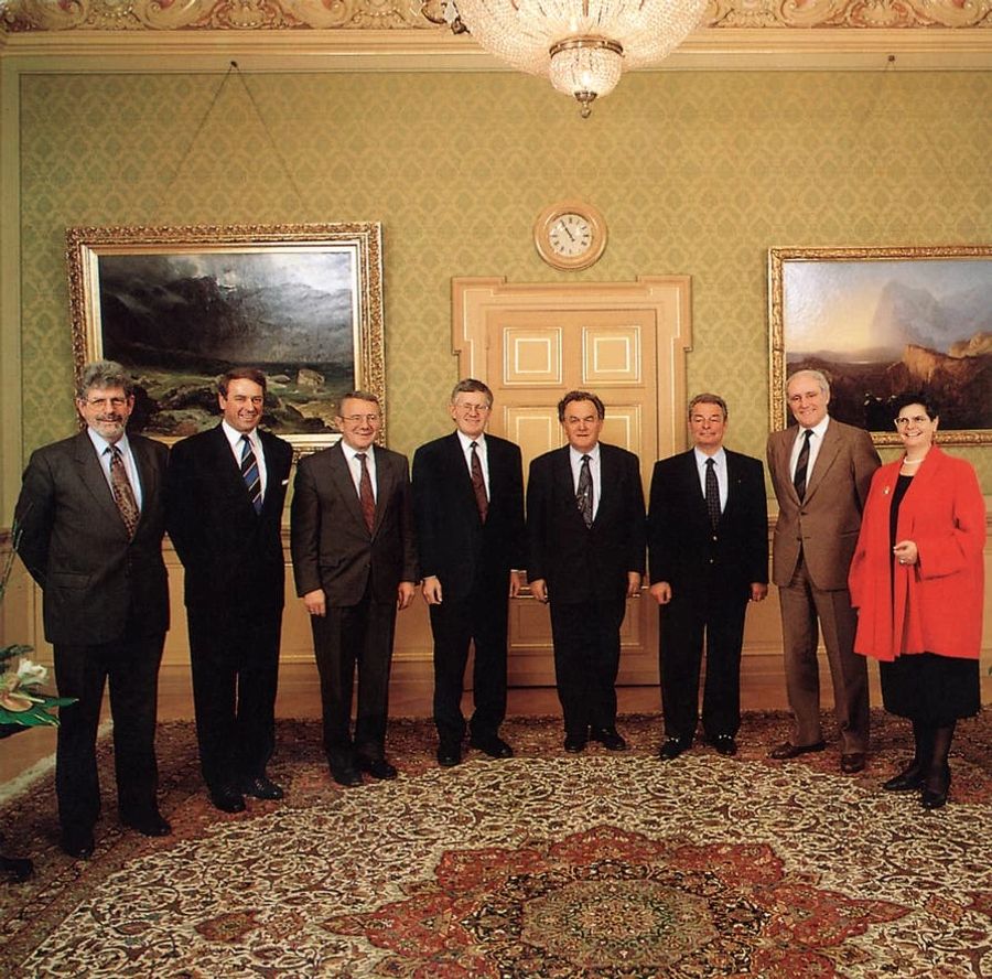 Der Gesamtbundesrat 1994 (v.l.n.r.): Bundeskanzler François Couchepin, Bundesräte Adolf Ogi, Arnold Koller, Kaspar Villiger, Bundespräsident Otto Stich, Bundesräte Jean-Pascal Delamuraz und Flavio Cotti und Bundesrätin Ruth Dreifuss.