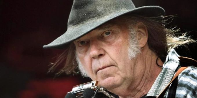 Weil sie Falschinformationen über Corona-Impfstoffe verbreitet haben soll, hat der kanadische Rockstar Neil Young die Audio-Plattform Spotify scharf kritisiert. Foto: Nils Meilvang/SCANPIX DENMARK/dpa Weil sie Falschinformationen über Corona-Impfstoffe verbreitet haben soll, hat der kanadische Rockstar Neil Young die Audio-Plattform Spotify scharf kritisiert. Foto: Nils Meilvang/SCANPIX DENMARK/dpa