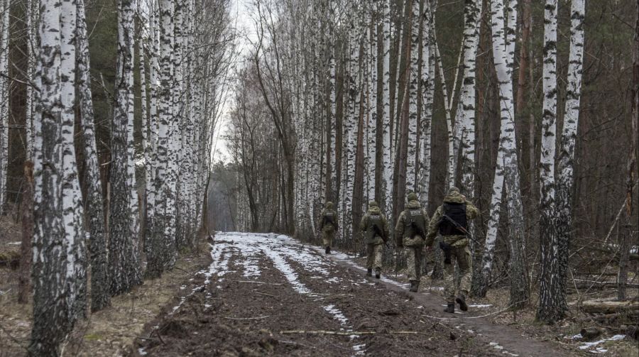 Ukrainische Grenzwächter kontrollieren die Grenze zu Belarus am Montag, 21. Februar 2022. Obwohl 1000 Kilometer lang, sind nur rund ein Zehntel davon überhaupt begehbar.