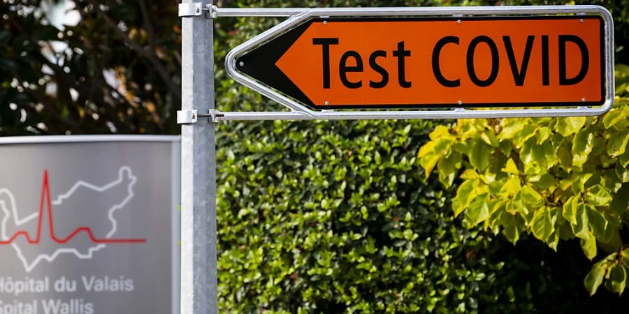 Wegweiser zum Corona-Testcenter im Spital Martigny VS. (Archivbild)