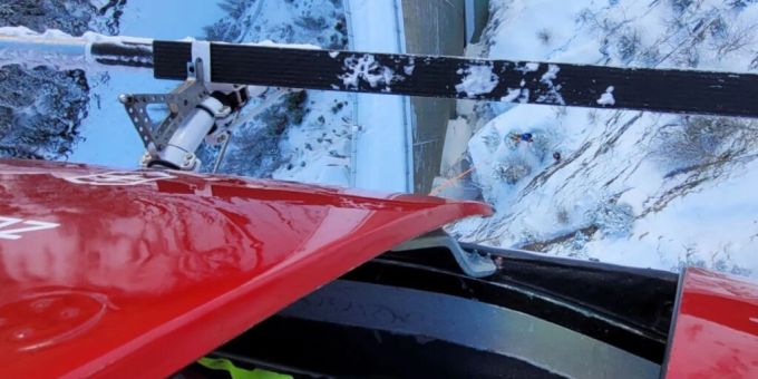 Ein Rettungshelikopter konnte eine Frau mittels Longline unterkühlt, aber unverletzt bergen. Sie war in eine Lawine geraten und hatte die Nacht im Freien verbringen müssen. Ein Rettungshelikopter konnte eine Frau mittels Longline unterkühlt, aber unverletzt bergen. Sie war in eine Lawine geraten und hatte die Nacht im Freien verbringen müssen.
