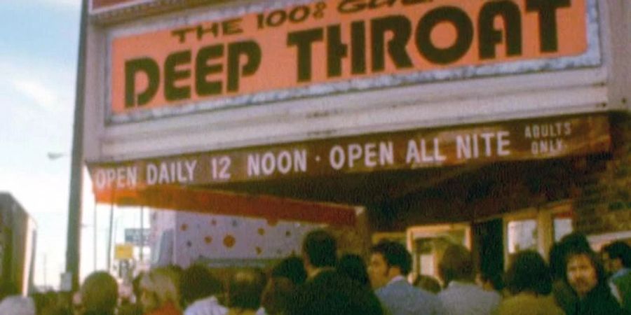 Los Angeles im Jahr 1973: Eine Menschenmenge drängt sich vor dem Pussycat Theatre, in dem «Deep Throat» gezeigt wird. Foto: Joe Rubin/Arte/dpa