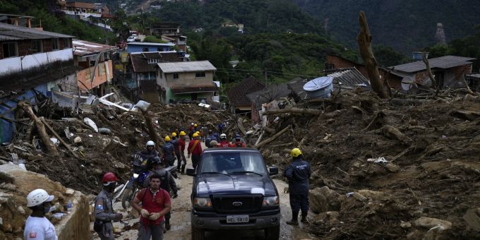 Rettungskräfte bei der Arbeit nach den Erdrutschen in Petropolis, im Bundesstaat Rio de Janeiro, am 22. Februar 2022. Brazil Deadly Rains