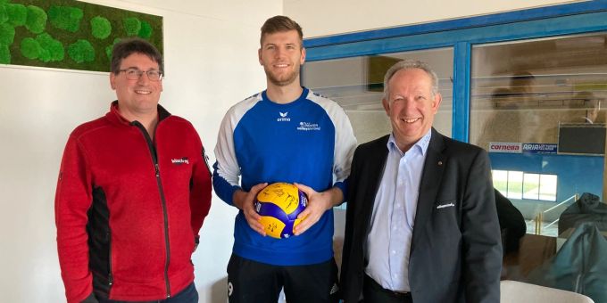 Mischa von Burg (Mitte) mit von links Andreas Bösch, Vizepräsident von Volley Amriswil, und Martin Salvisberg, Präsident von Volley Amriswil. Volley Amriswil von Burg