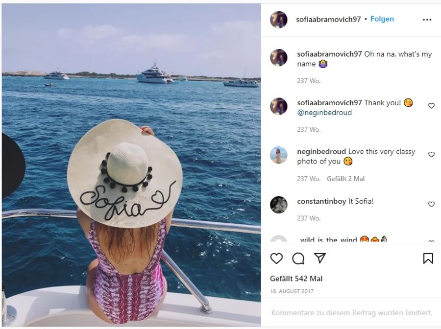 Ihr Instagram-Profil besteht zu grossen Teilen aus Fotos von ihr auf Yachten, ...