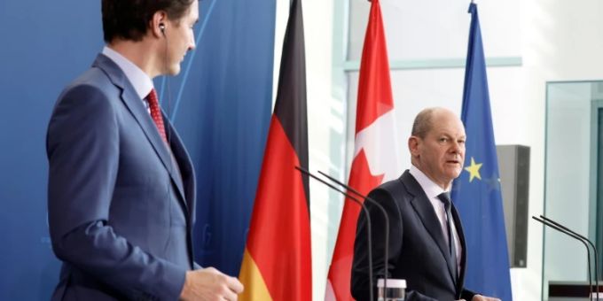 Scholz (r.) mit Kanadas Premier Justin Trudeau Scholz (r.) mit Kanadas Premier Justin Trudeau