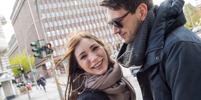 Ein schönes Kompliment kann nicht nur den Tag eines anderen Menschen verschönern, sondern auch den eigenen. Frau Mann Lachen Strasse