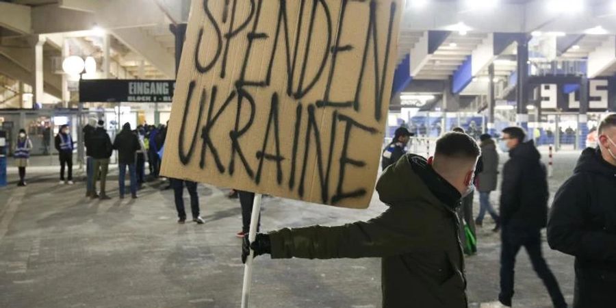 «Spenden Ukraine» vor einem Fussballstadion: Die Bereitschaft zu Spenden für die Ukraine war zu Kriegsbeginn riesig. Foto: Friso Gentsch/dpa