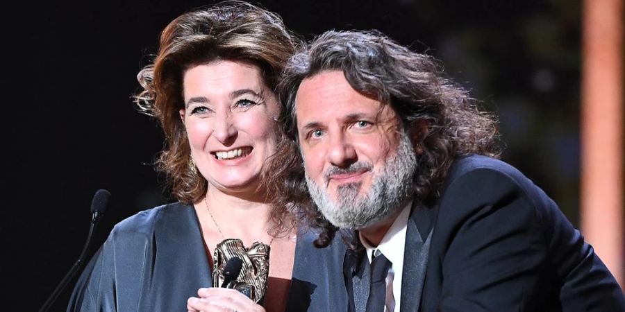 Die französischen Filmproduzenten Olivier Delbosc und Sidonie Dumas nehmen den Preis als «Bester Film» für «Illusions perdues» entgegen.