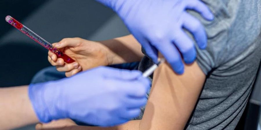 Die Europäische Arzneimittelbehörde hat grünes Licht für Boosterimpfungen mit dem Präparat von Biontech und Pfizer bei Kindern ab 12 Jahren gegeben. Zugelassen werden soll ausserdem der Moderna-Impfstoff für Kinder ab 6. Foto: Moritz Frankenberg/dpa