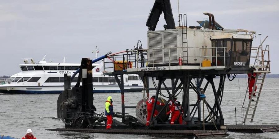 Das Seekabel wurde vom Schiff, das die neue Breitbandleitung nach Hiddensee verlegt, durchtrennt. Foto: Bernd Wüstneck/dpa-Zentralbild/dpa