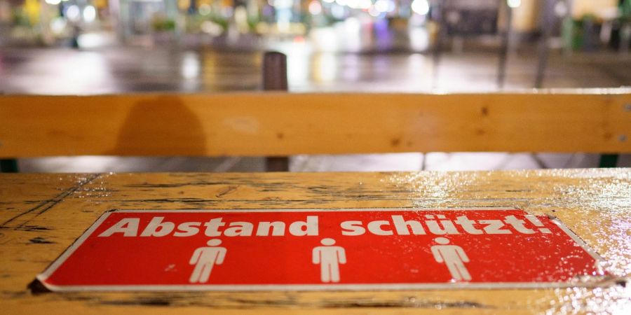 "Abstand schützt" steht auf Tischen im Aussenbereich eines Lokals auf dem Frankfurter Römerberg.