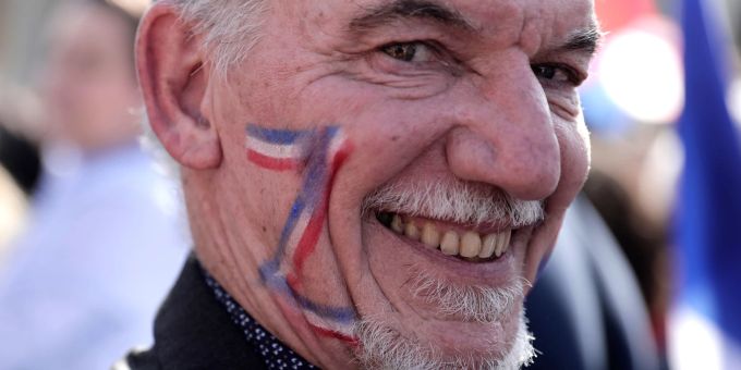 Ein Anhänger des rechtsextremen französischen Präsidentschaftskandidaten Zemmour, der ein Z in den Farben der französischen Flagge auf der Wange hat, nimmt an einer Wahlkampfveranstaltung auf dem Trocadero-Platz teil. Ein Anhänger des rechtsextremen französischen Präsidentschaftskandidaten Zemmour, der ein Z in den Farben der französischen Flagge auf der Wange hat, nimmt an einer Wahlkampfveranstaltung auf dem Trocadero-Platz teil.