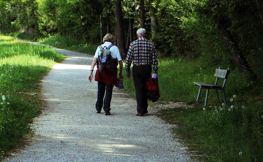 Mann Frau Spaziergang Wanderung