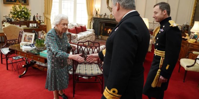 Die Queen begrüsst Gäste auf Schloss Windsor. queen elizabeth