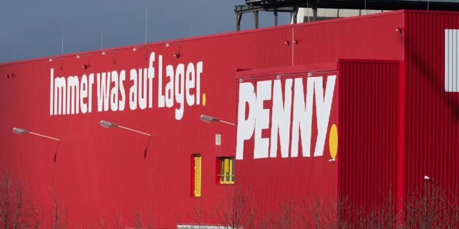 Die an der Märkischen Allee in Potstdam gelegene rote Halle der Partnergesellschaft Rewe Penny. Foto: Soeren Stache/dpa-Zentralbild/dpa