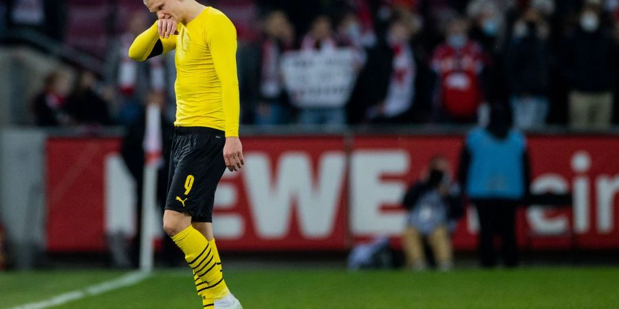 Der Einzige, der wohl noch an eine echte Titelchance für Borussia Dortmund geglaubt hatte: Erling Haaland verlässt den Platz.