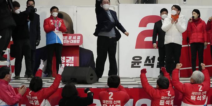 Yoon Suk Yeol (2.v.r), Präsidentschaftskandidat der grössten Oppositionspartei People Power Party, bei einer Wahlkampfveranstaltung. Foto: Ahn Young-Joon/AP/dpa Yoon Suk Yeol (2.v.r), Präsidentschaftskandidat der grössten Oppositionspartei People Power Party, bei einer Wahlkampfveranstaltung. Foto: Ahn Young-Joon/AP/dpa