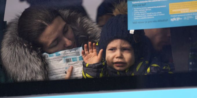 Flüchtlinge in einem Bus in der Slowakei. Hunderttausende Menschen haben wegen des Ukraine-Kriegs ihr Land verlassen. Ukraine Krieg
