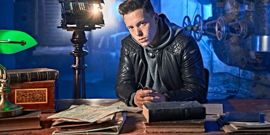 Niklas Marian Müller führt durch die neue Kurzfilmreihe «Der Geschichte auf der Spur».