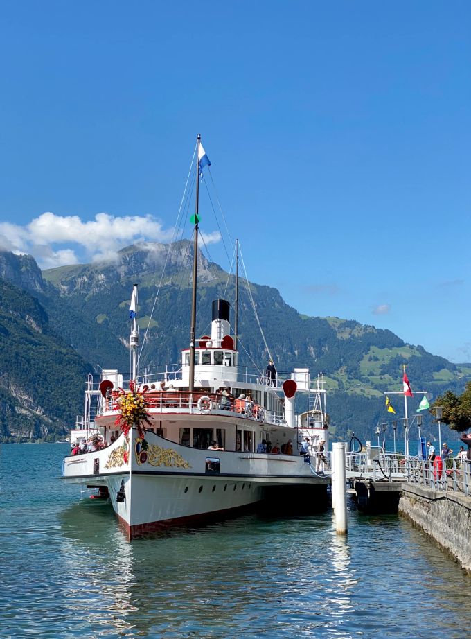 Der etwas andere öffentliche Nahverkehr: An der Südseite des Vierwaldstättersees können Fahrgäste von der Bahn ins Elektroboot wechseln, um ihr Ziel zu erreichen. Schiff See Anleger Berge