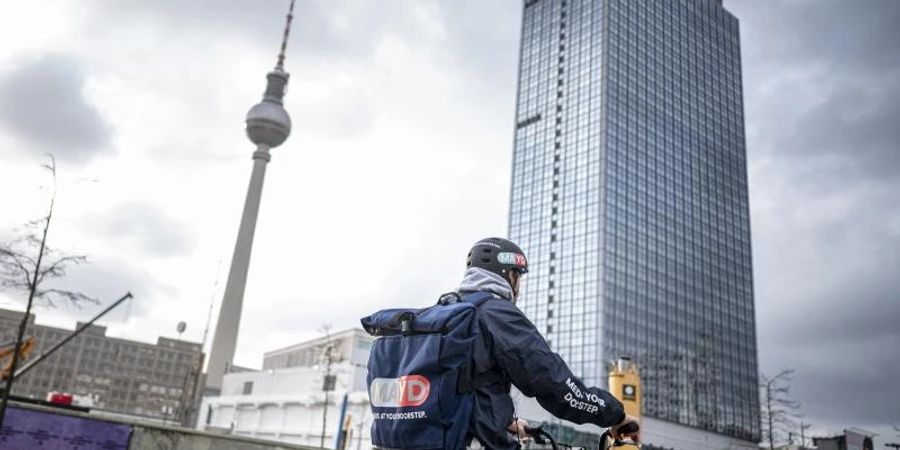Ein Fahrer des Medikamenten-Lieferservice Mayd auf dem Weg durch Berlin-Mitte. Die geplante Einführung des E-Rezepts lockt Start-ups auf den Apothekenmarkt. Foto: Fabian Sommer/dpa
