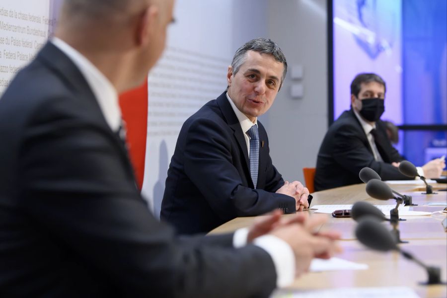 Bundespräsident Ignazio Cassis, Mitte, spricht an der Seite von Bundesrat Alain Berset, links, und Vizekanzler Andre Simonazzi, Bundesratssprecher, rechts, während einer Medienkonferenz über die neusten Entscheide des Bundesrates zur Coronavirus-Pandemie, am 2. Februar 2022, im Medienzentrum Bundeshaus in Bern.