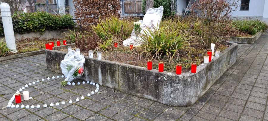 Die Nachbarn haben die Gedenkstätte beim «Papillon»-Wohnquartier in Niederwangen BE errichtet.