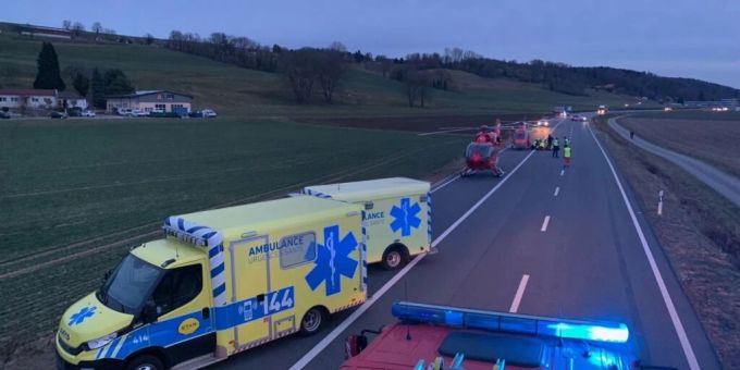 Der Unfall bei Henniez VD löste einen Grosseinsatz von Rettungskräften und Polizei aus. Der Unfall bei Henniez VD löste einen Grosseinsatz von Rettungskräften und Polizei aus.