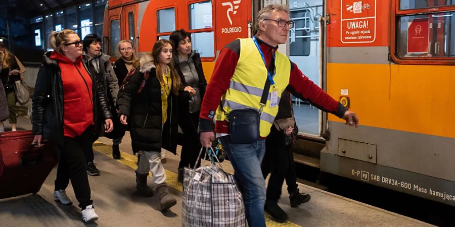 Immer mehr Menschen bringen sich vor dem Krieg in der Ukraine in Sicherheit - vor allem in Polen. Fast 1,8 Millionen Menschen sind bereits in dem Nachbarland der Ukraine angekommen. Foto: Wojciech Grabowski/SOPA Images via ZUMA Press Wire/dpa