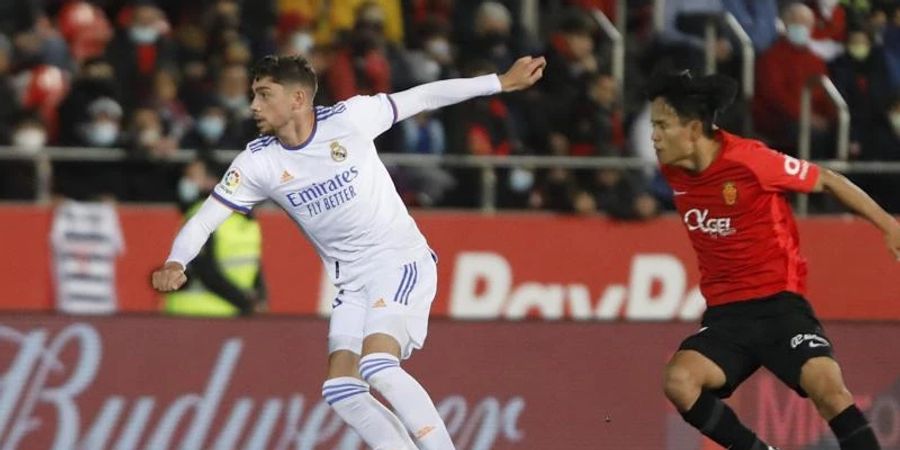 Federico Valverde (l) von Real Madrid kommt vor Mallorcas Takefusa Kubo an den Ball. Foto: Francisco Ubilla/AP/dpa