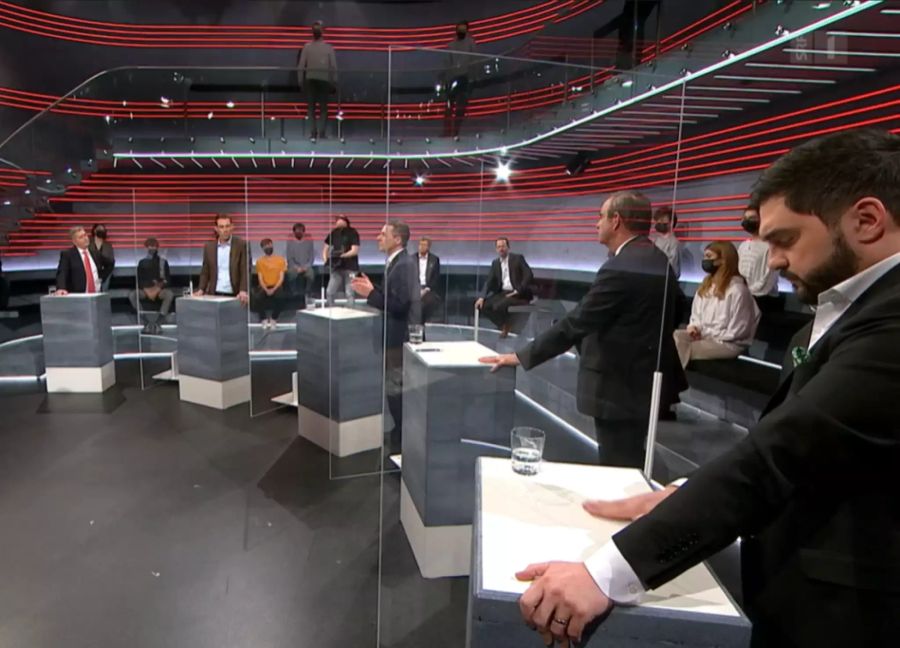 Die «Arena» mit den Parteipräsidenten Marco Chiesa (SVP), Thierry Burkart (FDP), Gerhard Pfister (Mitte) und Cédric Wermuth (SP) sowie Bundespräsident Ignazio Cassis in der Mitte.