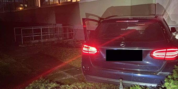 Der Fahrzeuglenker verlor die Herrschaft über das Fahrzeug und kollidierte schlussendlich mit der rückseitigen Hausfassade eines Mehrfamilienhauses. Unfall