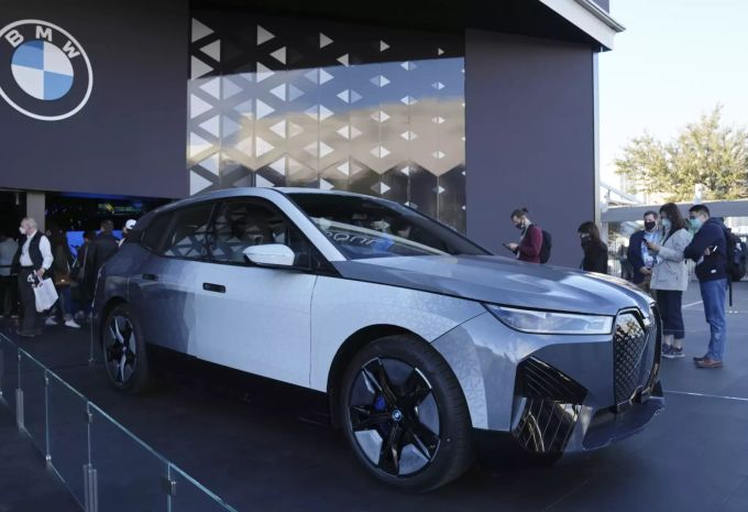An der CES-Tech Show wird der neue BMW iX Flow featuring E Ink bestaunt. BMW Show