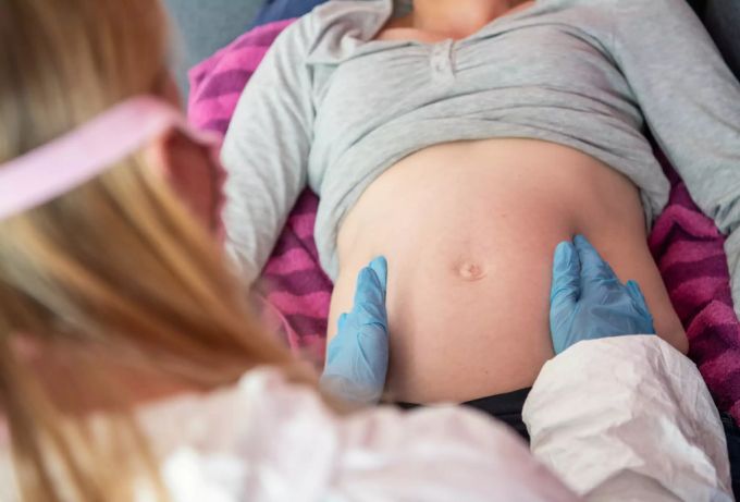 Immer mehr Studien zeigen, dass der Nutzen einer Covid-19-Impfung in der Schwangerschaft mögliche Risiken deutlich überwiegt. Schwanger Coronavirus