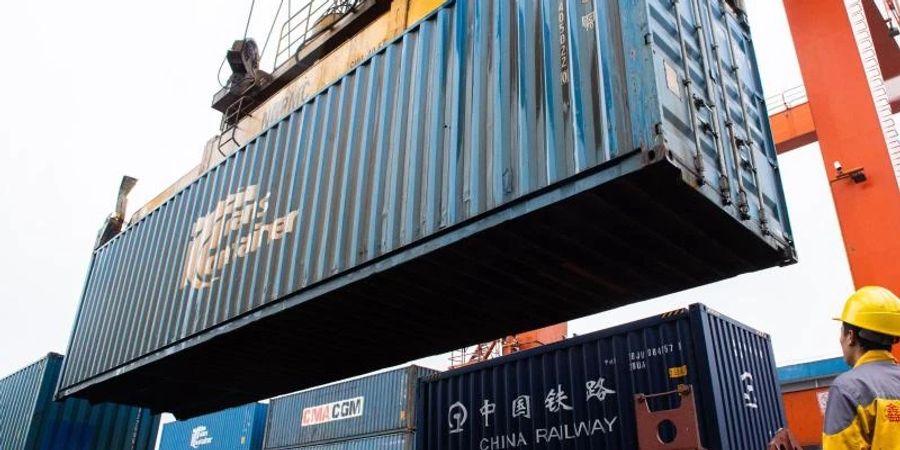 Ein Container wird am Nordbahnhof von Changsha verladen. Foto: Chen Sihan/XinHua/dpa