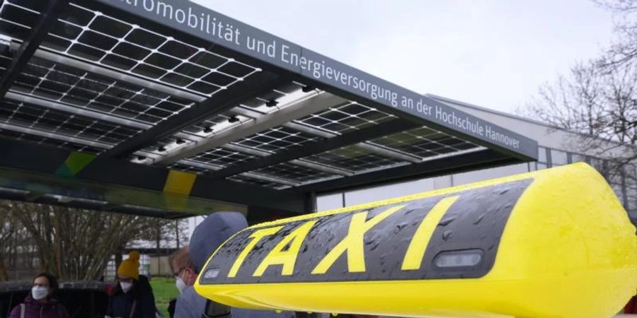 Wegen steigender Spritpreise und Personalkosten dürften Fahrten mit dem Taxi bald teurer werden. Foto: Julian Stratenschulte/dpa