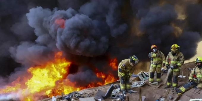 Feuerwehrleute warten auf Wasser während eines Brandes. Foto: Ignacio Munoz/AP/dpa Feuerwehrleute warten auf Wasser während eines Brandes. Foto: Ignacio Munoz/AP/dpa