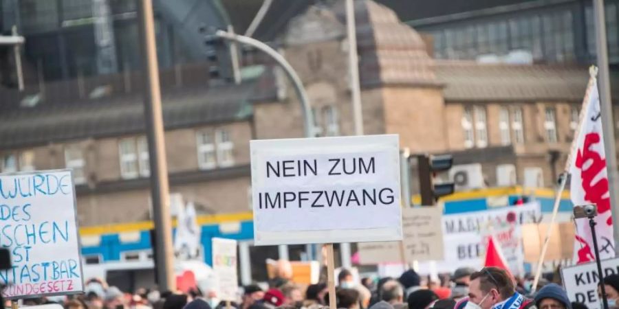 In Hamburg demonstrierten mehrere Tausend Menschen gegen die Corona-Massnahmen. Foto: Daniel Bockwoldt/dpa