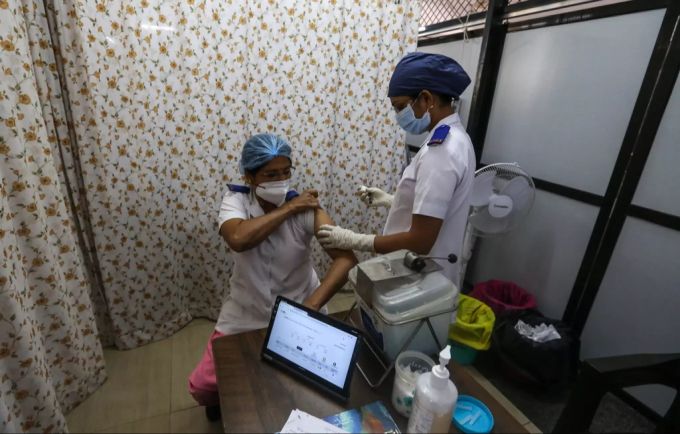 Indien ist trotz Booster-Impfungen stark von Omikron betroffen. coronavirus