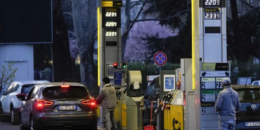 Eine Tankstelle in Mailand: Am Donnerstagmorgen kostete dort der Liter Benzin 2,40 Euro. (Archivbild)