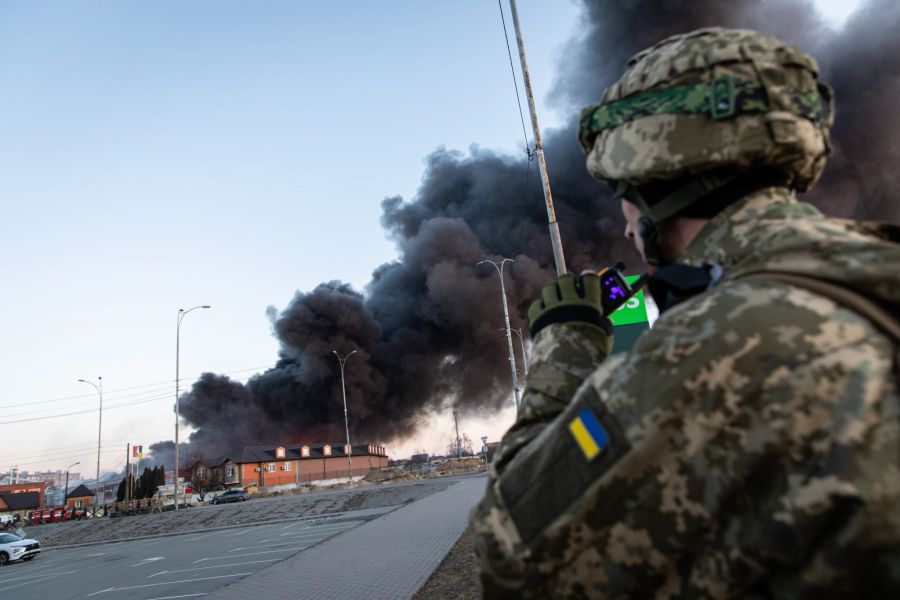 Rauch steigt über einem ehemaligen Einkaufszentrum auf, das nach einem russischen Angriff vom ukrainischen Militär als Waffendepot genutzt worden sein soll.