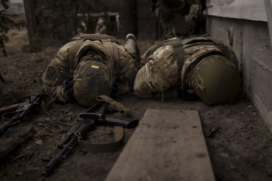 Die Bilder aus dem Ukraine-Krieg sind belastend. Hier gehen zwei ukrainische Soldaten in Irpin vor Schüssen in Deckung.