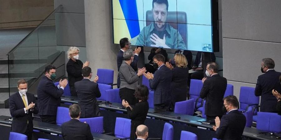 Der ukrainische Präsident Wolodymyr Selenskyj spricht per Video zu den Abgeordneten im Bundestag. Foto: Michael Kappeler/dpa